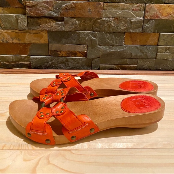 FRYE “Ellie Ring” Leather Slides in gorgeous Coral - Picture 6 of 16